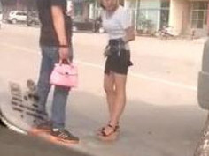 女的饥渴的不行了，大白天的就用屁股顶男人的鸡巴了 扒糗事最新地址 www.91baqiushi.com