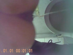 偷拍美女如厕，可真能尿啊，男朋友还要跟着进来呢