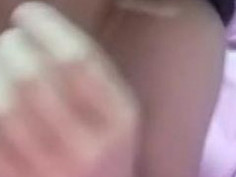 甜美辮子女孩約男人回家一起直播啪啪