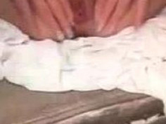 美女脱去丝袜自慰，叫声诱人