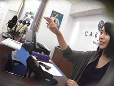 真‧偷拍神人!!假裝詢問熱心的店員 ，其實是想偷看內褲是甚麼花樣 9