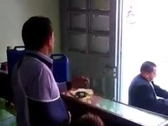 手斷了也要認真顧店 ㄟ等等妳怎麼跪下來了？