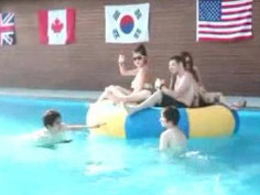 수영장에서 도촬하다 딱 걸림 여자 개 쿨하네 ㅋ