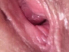 各位看官有没有看出不一样的地方？她在插尿道啊…… 胆子大。。