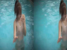 島國妹子透明裝泳池玩耍 後面更精彩