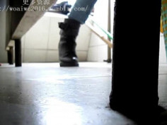 不单偷拍还去摸，屎都憋回去了