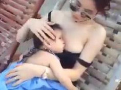 喂母乳是人类最伟大也最正常的一件事。