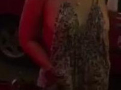 鬼妹在蘭桂坊街頭醉酒露奶