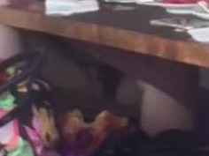 冒死偷拍没穿内裤的美女街边吃东西，下面全露啊 這是故意走光阿