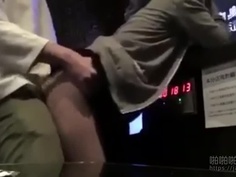 一邊唱著落花流水一邊「插到落花流水」？KTV慾火男女讓網友看到全興奮：記得開聲！