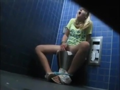 偷拍妹子廁所內自己玩的哭天喊地