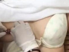 美女穿奶環痛到皺眉頭