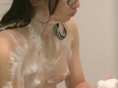 小表妹洗澡偷拍 未成熟的身體真是可愛