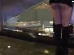 零秒痾屎？時代廣場港女生無著底褲片流出！