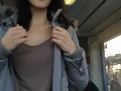 在公共场所露出口交吞精，妹子笑容很美