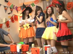 RTP-105 父親が再婚して突然家族になった美人4姉妹とハロウィンパーティ！ 可愛いコスプレ姿でテンションブチアゲな彼女たちと王様ゲームをすることに！！ 「王様の言うことはぜった～い！」王様の命令で僕におっぱい見せつけたりキスしてきたり誘惑されて…Trick or Treat！？