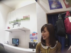 真‧偷拍神人!!假裝詢問熱心的店員 ，其實是想偷看內褲是甚麼花樣 2