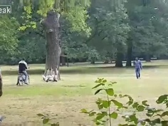 公園打砲 有人圍觀越打越起勁