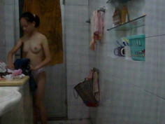 窗外偷拍少女洗澡 3