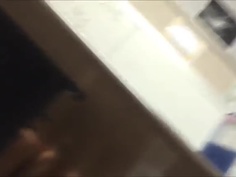 洋裝妹坐著腳翹高高…彎腰一看竟然沒穿內褲！