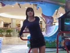 巨乳妹玩跳舞機超震撼！雙乳擺動弧度超大引人遐想！晃到我頭暈：這在床上不得了啊