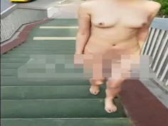 最大膽的挑戰! 女生正中午全裸過天橋!