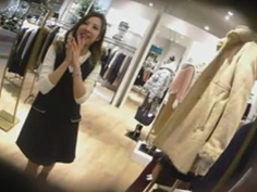 真‧偷拍神人!!假裝詢問熱心的店員 ，其實是想偷看內褲是甚麼花樣 5