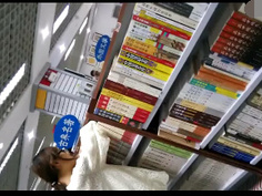 太牛了!圖書館看到正在挑書的眼鏡妹偷偷撸撸撸射在她衣服上....