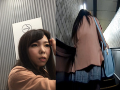 真‧偷拍神人!! 假裝問路多名妹子 趁搭電扶梯時大膽下手開掀!