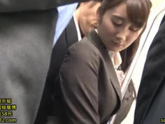 HUNTA-364 超満員の通勤電車で巨乳美人OLと奇跡の密着素股状態！通勤電車で目の前に来たのはスーツが似合う巨乳OL。近くで見える胸の谷間で満足していたら身動きが取れなくなって密着してしまい勃起！不可抗力ながらも謝るが、その感触に勃起は収まるどころかギンギンになり