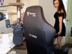 好糗！Twitch直播妹轉身拿東西！裙子被電扇穿起...居然沒穿內褲！白屁股被看光光