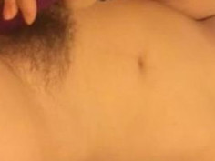 骚女友让我拍自慰给大家看，口交过会儿再放 背景音乐 Blue Pills。 闭上眼。 反手用指甲轻轻滑过腰侧、腹部、大腿、三角区，再滑上来撩过胸部。 轻轻抚摸自己，找自己的敏感带。 放松。 用手指尖在乳晕上画着圈。 挑逗自己的乳尖。可以沾上唾液，因为凉凉的很舒服。 感受颤栗。 手指轻轻滑向腹部。 伸进内裤。 如果太干可以用沾满唾液的手指。 撩过阴蒂。 抚摸会阴。 从阴道口一点点往上，从阴唇摸到阴蒂。 然后慢慢揉。 闭上眼。 让自己轻轻叫出来。