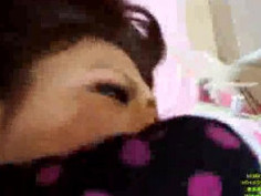 強行把漂亮女友按在床上插B，看她享受的樣忍不住拍了下來