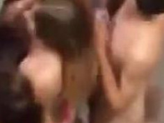 裸奔，校园裸奔。