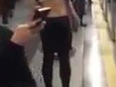 索女金鐘站月台除衫BraBra任你睇