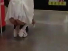 最新事件，实拍上海露臀少女公共场所下体真空夹跳蛋，都站不稳了，城里人真会玩 在人广站人流中露出屁股把阴道中的跳蛋拉出来。暴露的至高境界啊！