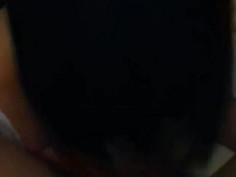 <입싸의 정석 1편> 욕하면서 섹스 하는 여자의 오랄 섹스 스킬. 이영상은 아주 긴~~ 오랄 섹스 중에서.. 후반부에 속하는 영상입니다. 이여자는 만나면 두세번은 해야 하고.. 하고 나면… 마지막에 꼭 입싸를 해줘야 좋아했던 여자. 애원 하듯이.. 앙탈을 부리면서 손기술과 입안에서 혀를 굴리면서 빨아주는 기술을 가지고 있습니다. 어디서 이런 기술을 배웠는지… 헤어진지는 오래됐지만… 잊지 못하는 스킬을 가지고 있네요… 섹스 코드가 잘 맞았었는데… 아무