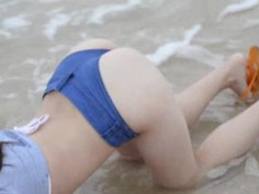 到小島上裸泳！C奶正妹海灘吸收陽光精華！掰開第三點露出性需求：想品她的鮑