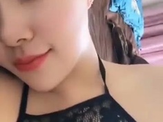 出差在外，老婆玩胸给我看