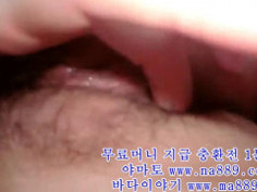 한국야동 상큼한녀 화장실에서 자위하니깐 보지에 애액이 흐르네