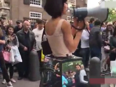 国外行为艺术家在街头让人随便摸奶扣逼