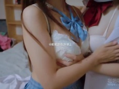 女女呻吟3P初體驗！學生妹互揉彼此的三角洲...互相摩擦陰蒂就這樣高潮：好濕３