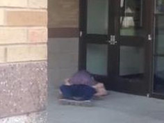 竟在教堂門口榨取體液來「做愛」的見證