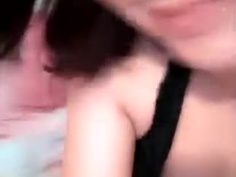 虎牙妹在床上不斷發騷～舌頭伸出來讓人真的很想直接親上去！接著插爆她小穴