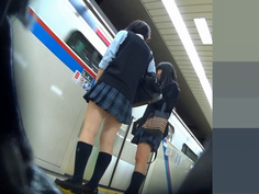 真‧偷拍神人!!不管站著坐著 只要是高中妹內褲顏色都引人遐想 24