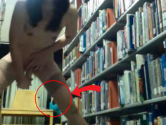 驚心膽跳18分鐘！正妹圖書館大膽狂抽插 旁邊竟還有人…最後謎之微笑
