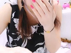 老闆娘顧店沒生意的時候大膽露bb直播推銷自己