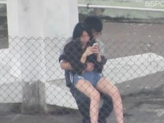 【線上看影片】香港女孩天台口交影片流出！！现在的小情侣们太大胆了！！