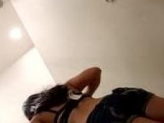 更衣室偷拍女孩換衣