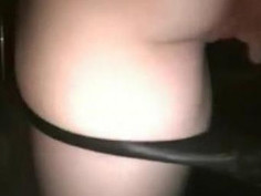 [淫蕩對話自拍]今天開PARTY～騷人妻帶孩子在樓梯間做愛！內射太多都流到腿上（有影）